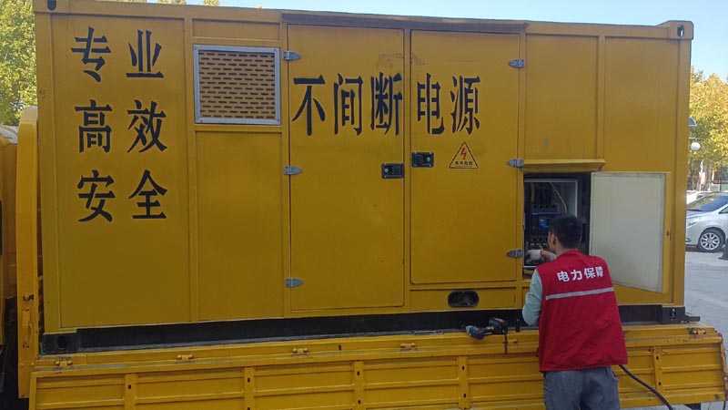 岳麓柴油发电机组和UPS电源配合使用时，如何避免切换过程中的电力中断？